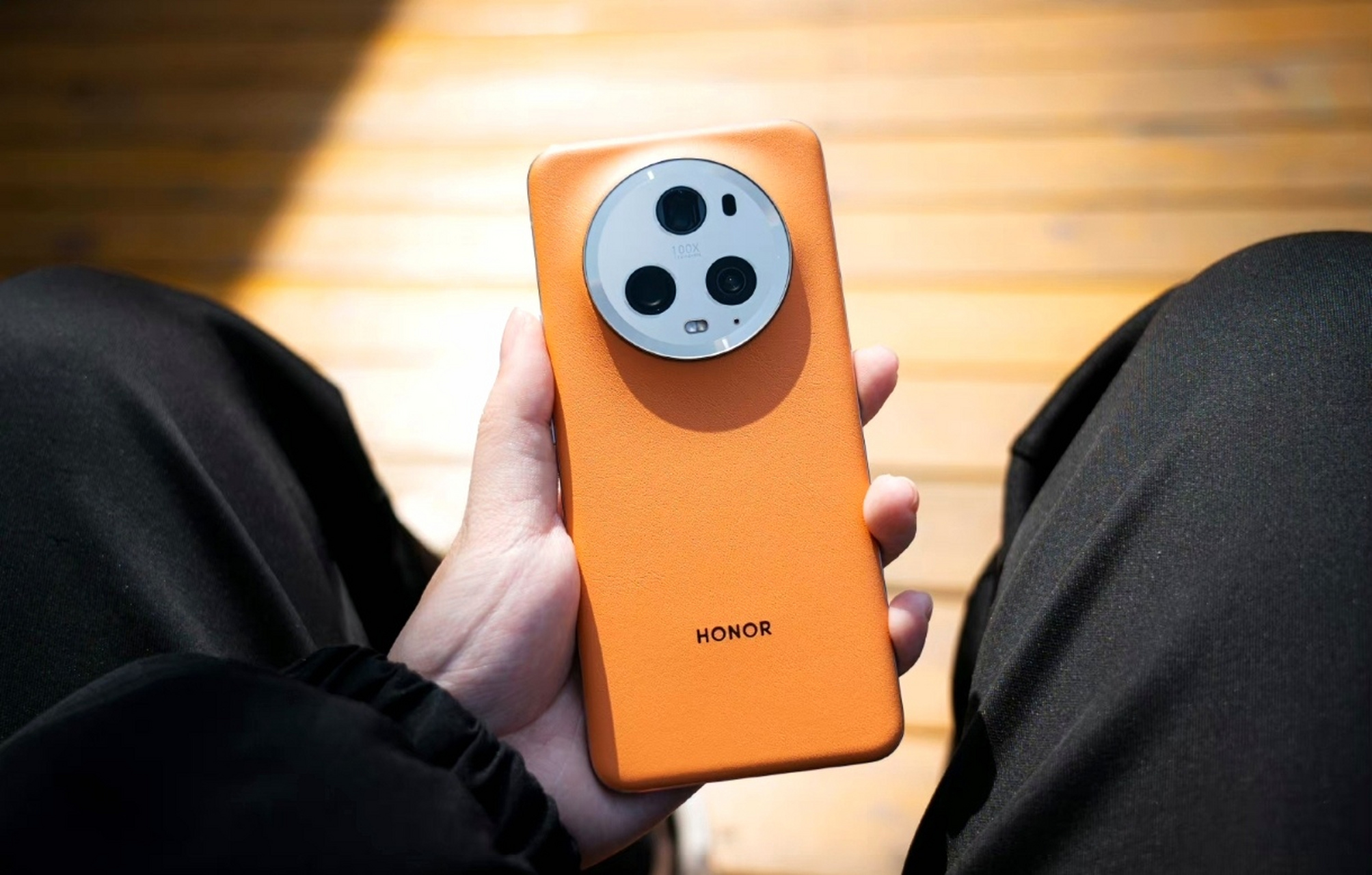 网友问:男生用荣耀magic5pro,燃橙色素皮版本,看起来适合吗?