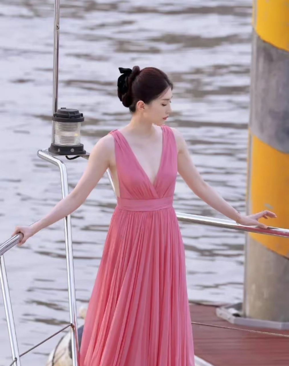 女星江疏影穿粉红裙秀美丽身姿,胸前无遮挡设计很时尚,性感妩媚