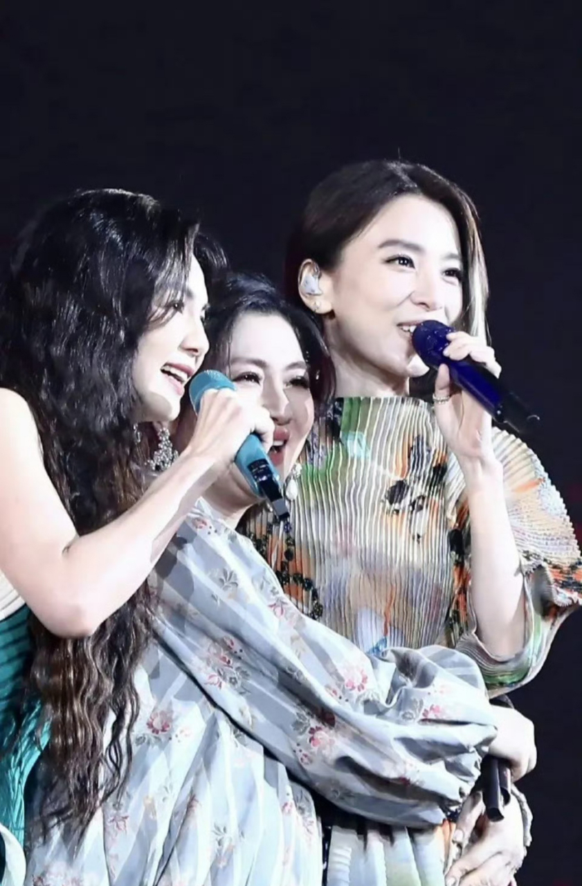 selina任家萱挺8个月大孕肚,惊喜现身she演唱会,三姐妹时隔4年合体