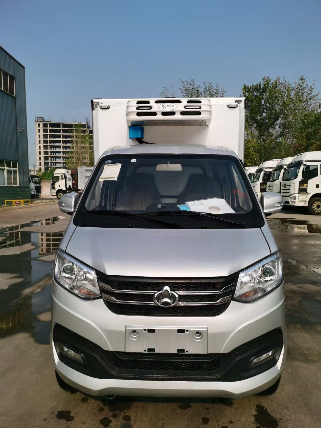 长安跨越王小型冷藏车,双轮配置,街道地下车库畅通无阻