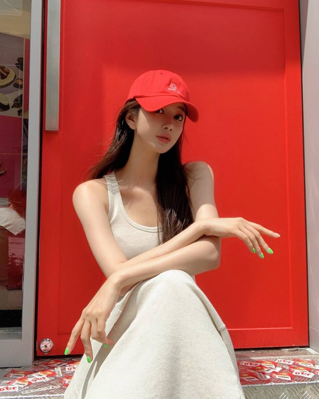 穿搭# 红色鸭舌帽搭配针织长裙 活力不是稳重 可以尝试一下