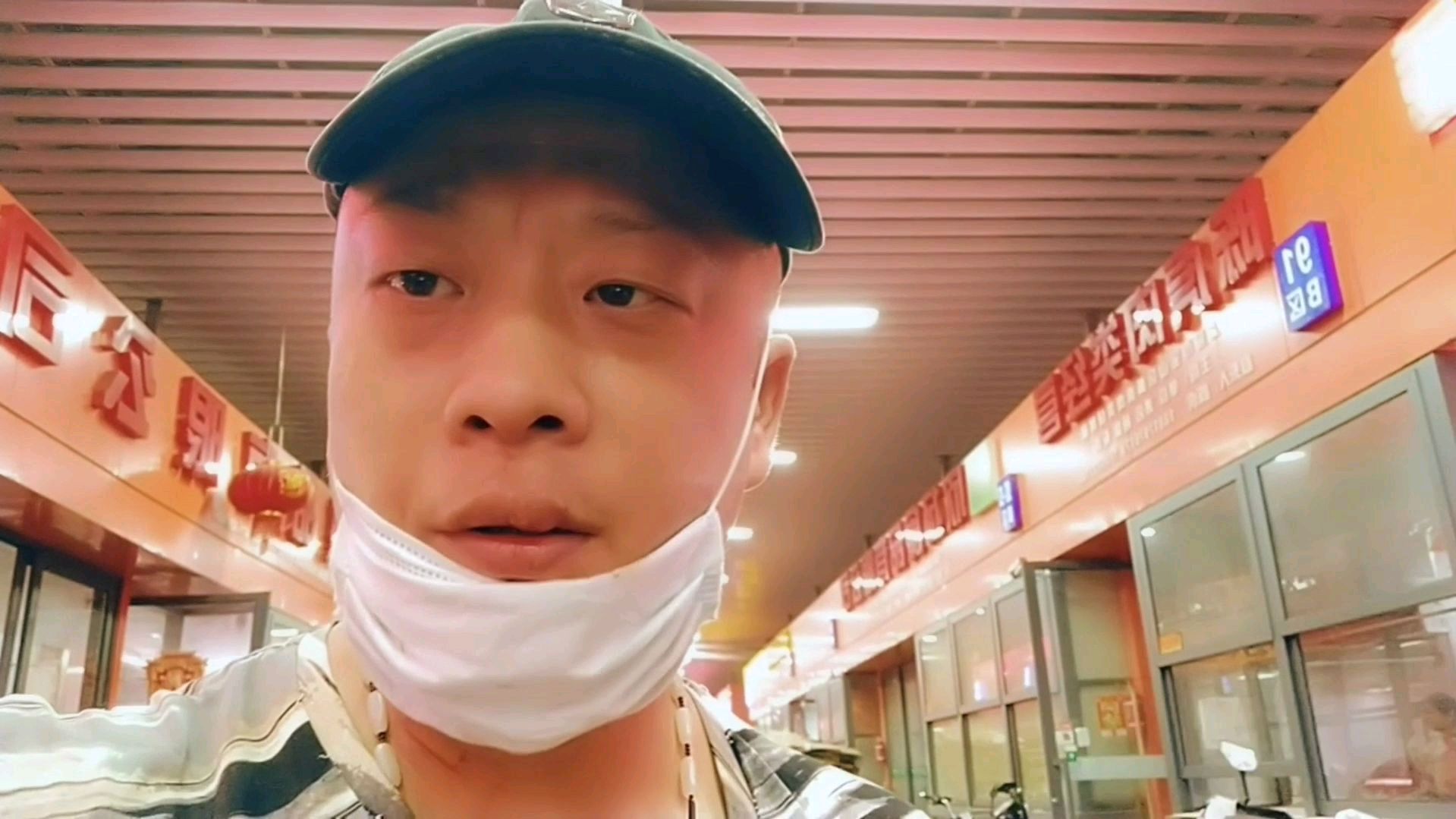 今天去批发市场买菜,各类猪骨的价格明显下降了很多还有进口冻肉