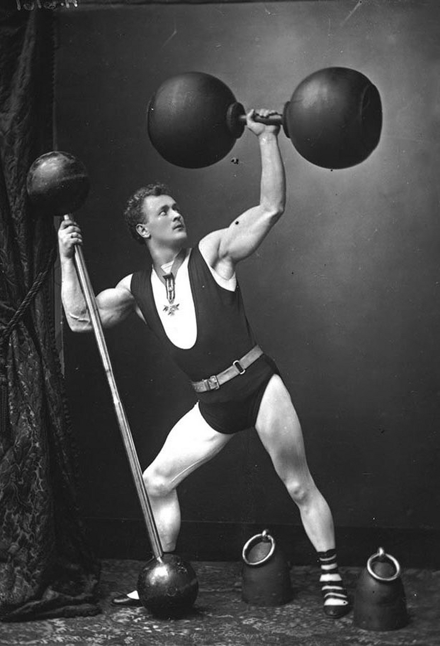 19世纪末,德国大力士尤金·桑多(eugen sandow)成为力量和身体完美的