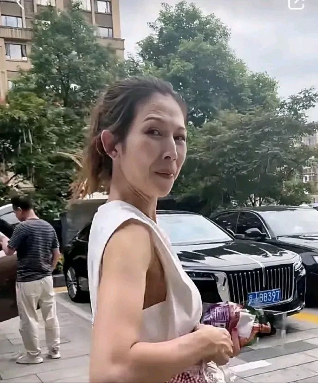 蔡少芬被路人偶遇时被拍的一组图片曝光,引起网友们热议纷纷表示:她被
