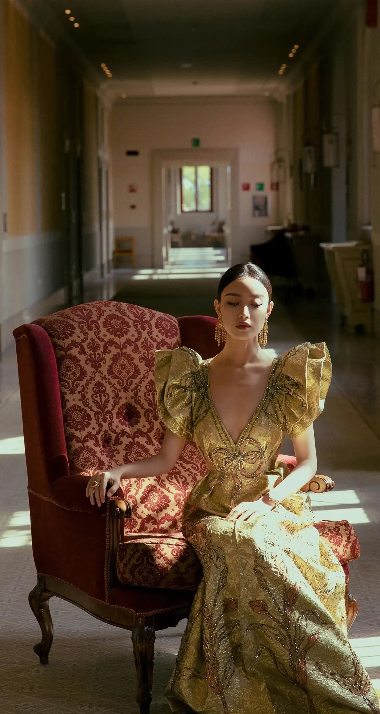 倪妮金色深v礼服穿搭,性感热辣,魅力十足