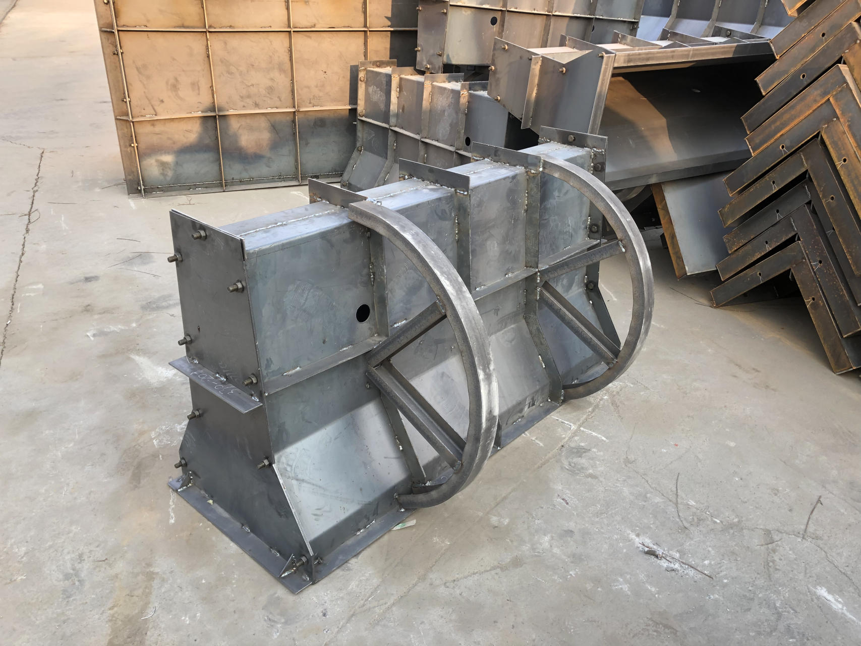 隔离墩模具# #新泽西护栏模具# 隔离墩模具是一种重要的施工工具,它