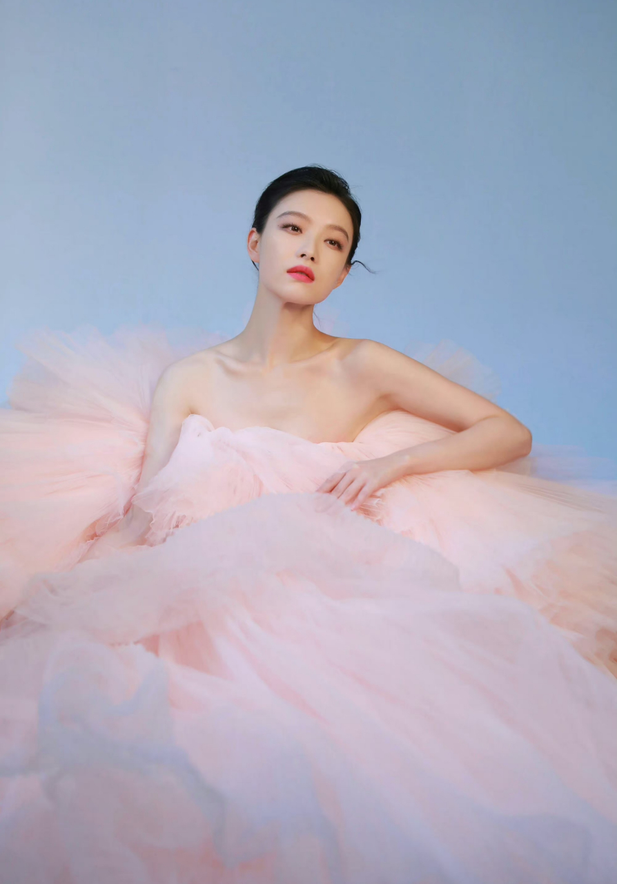 倪妮一袭粉色蛋糕裙,华丽高贵,浪漫唯美又时尚,高级感十足!