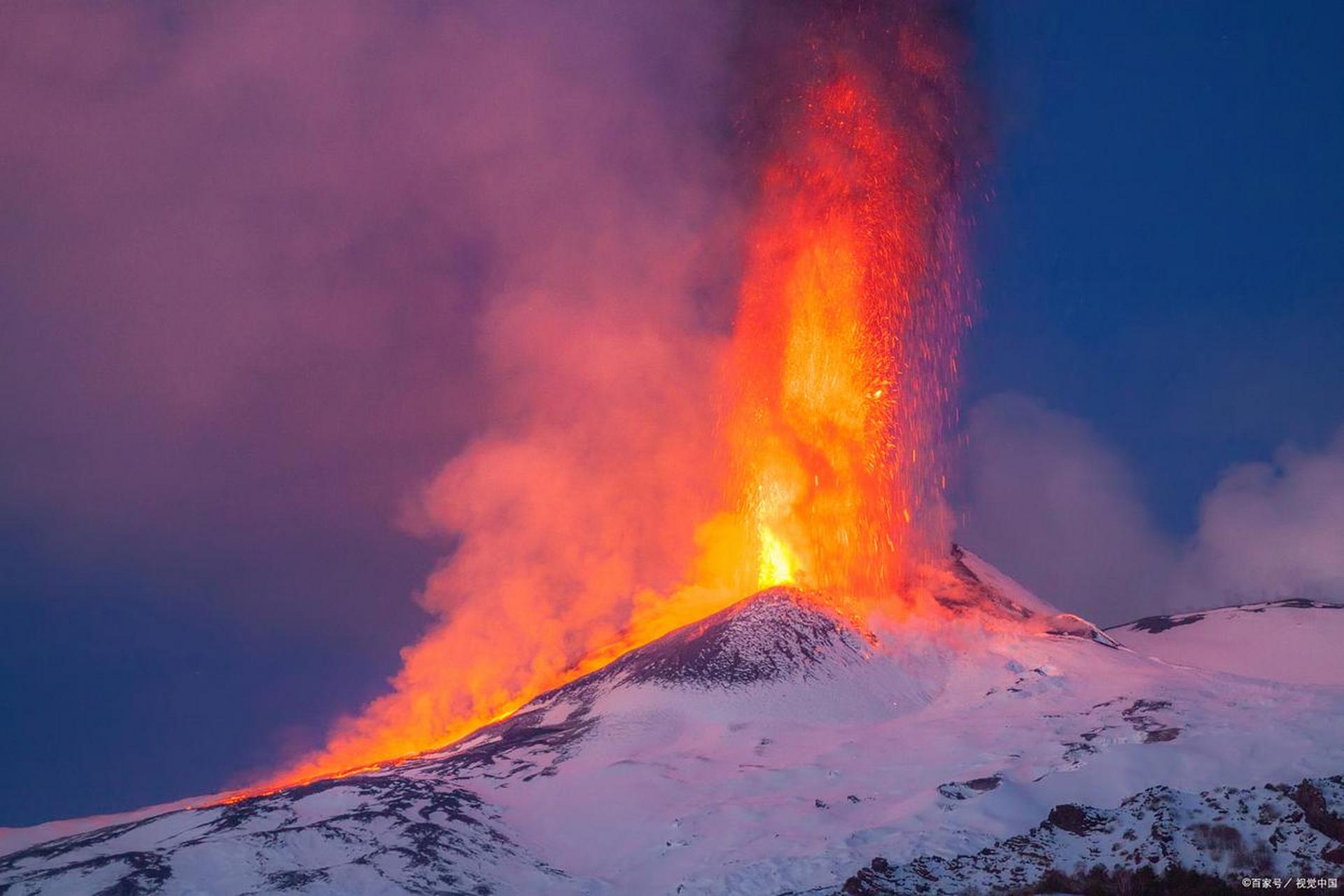 冰岛首都附近火山喷发 游客争睹熔岩奇景