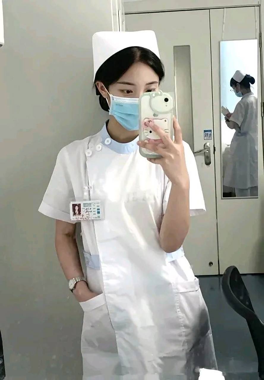 带着口罩的护士姐姐永远看起来都那么美美的