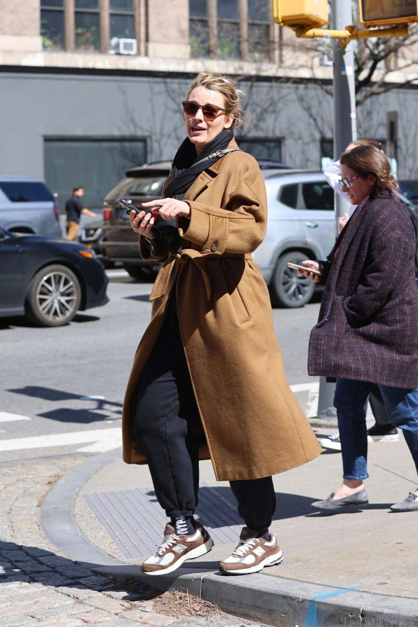 四胎产后两个月的布莱克·莱弗利(blake lively)在纽约外出的街拍.