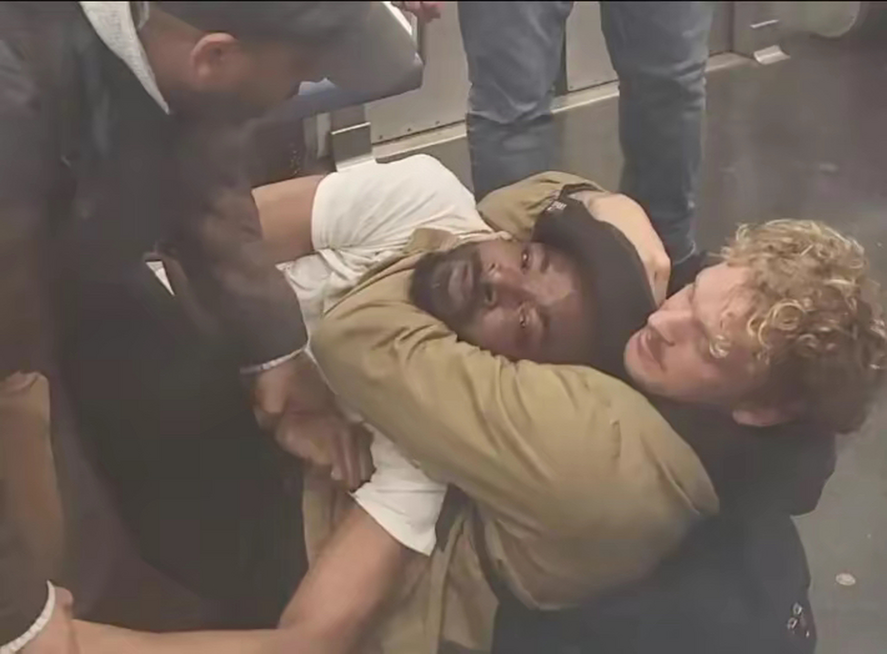 美军士兵当街勒死流浪汉!