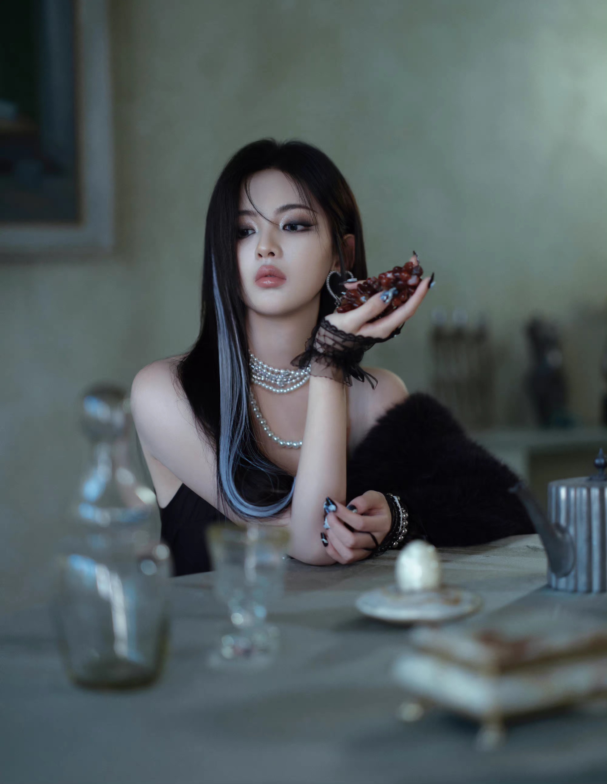 杨超越晒暗黑风写真,银灰挑染 烟熏妆,惊艳又高级