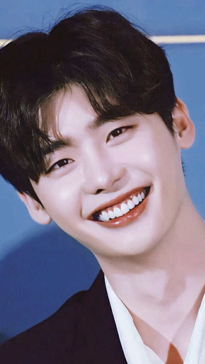 李钟硕帅不过三秒就开启调皮模式,又帅又痞-度小视