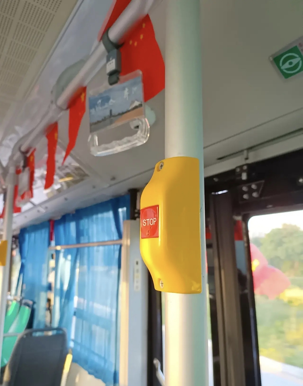 每个公交车都有, 但从来没人按过, 也不知道有啥作用.