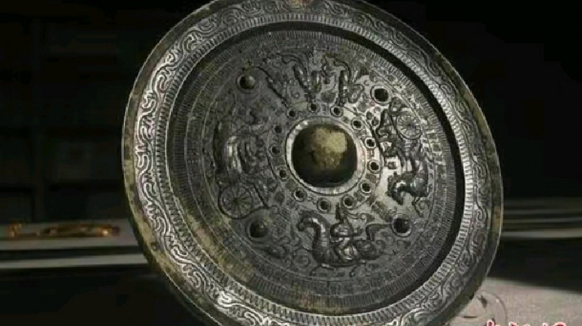 一枚珍贵的东汉铜镜,记录着王昭君出塞的故事,被认为是目前已知最早