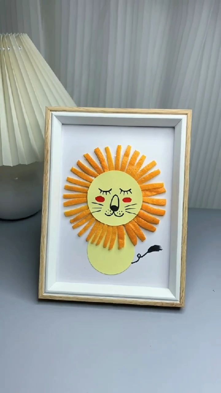 吃完的橘子皮不要扔掉,可以拼一幅可爱的小狮子,用来做装饰画特别好看