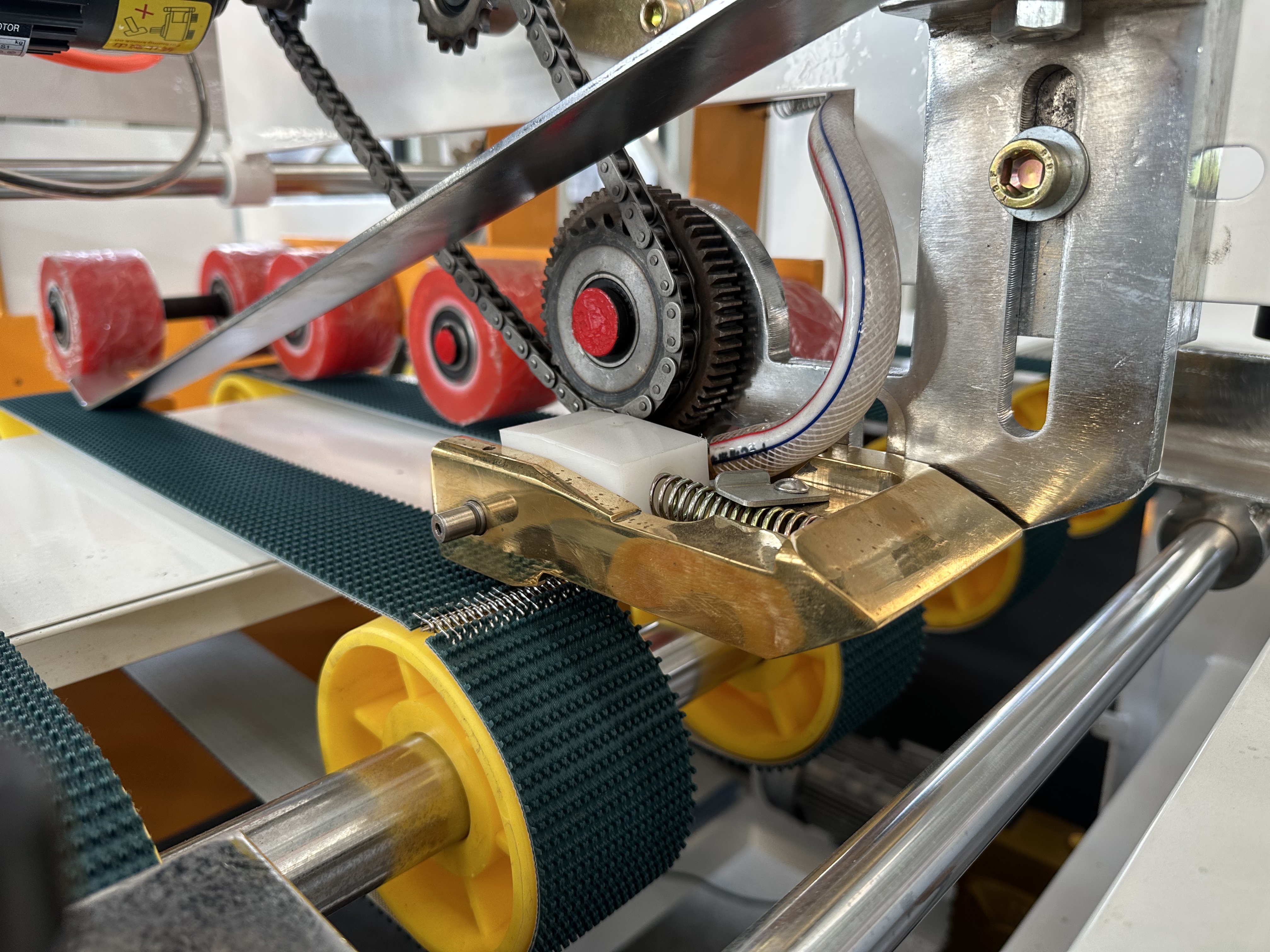 半自动粘箱机,新机现货.提高生产效率,产品成型质量好!