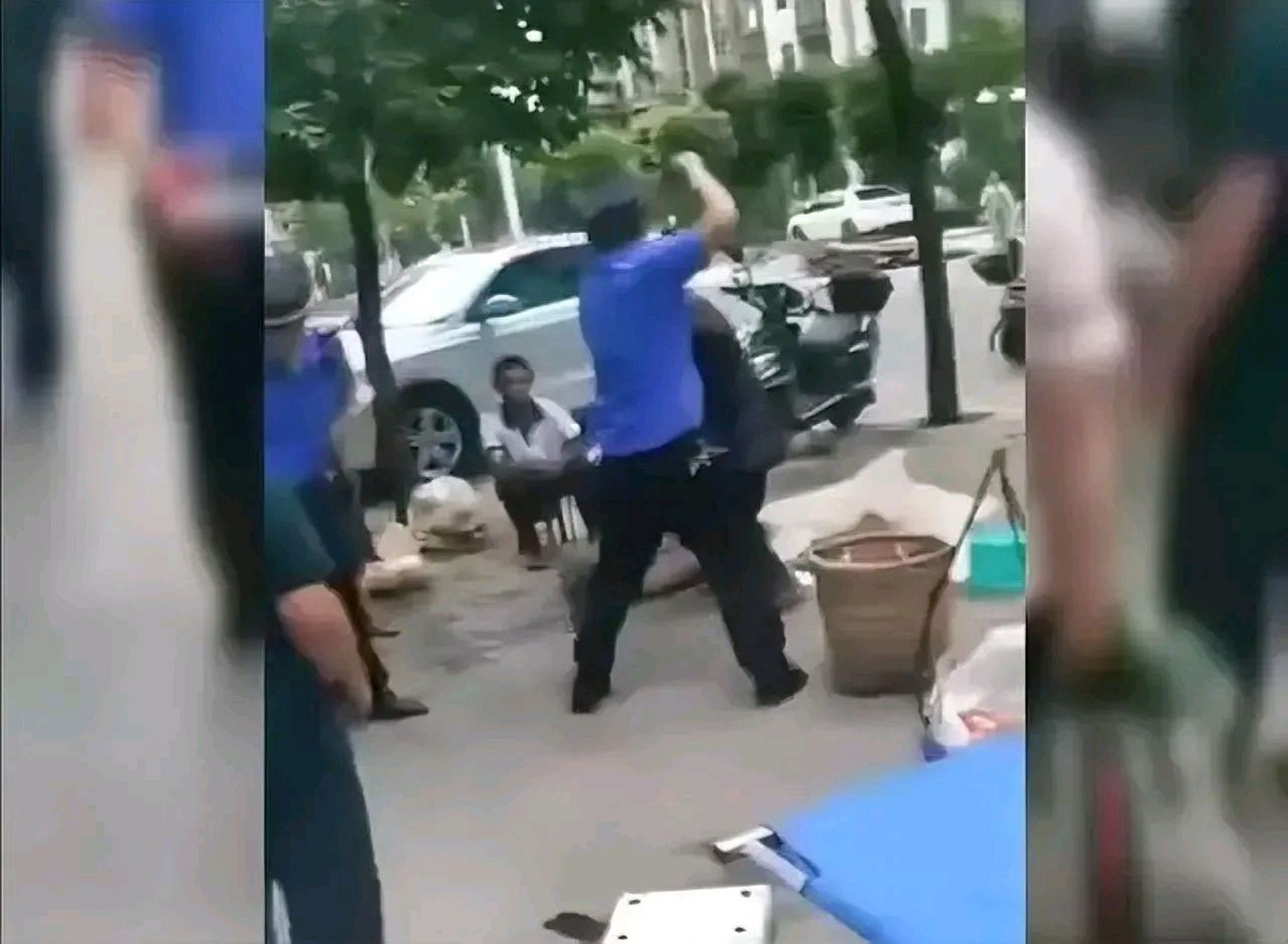 城管暴力殴打摆摊卖菜老人引公愤遭围殴,脱下衣服光膀子落荒而逃  一