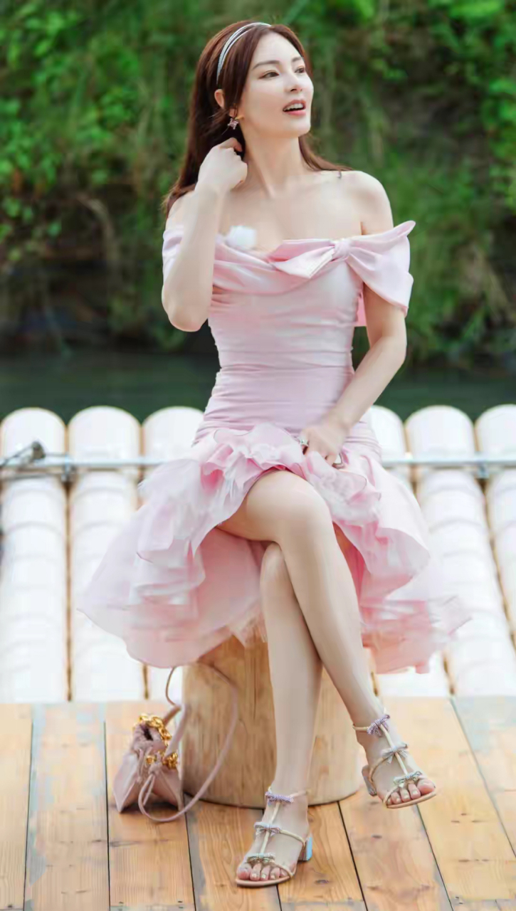 百家号星火计划# 美女明星张雨绮的高跟鞋美图![赞同][赞同][赞同]