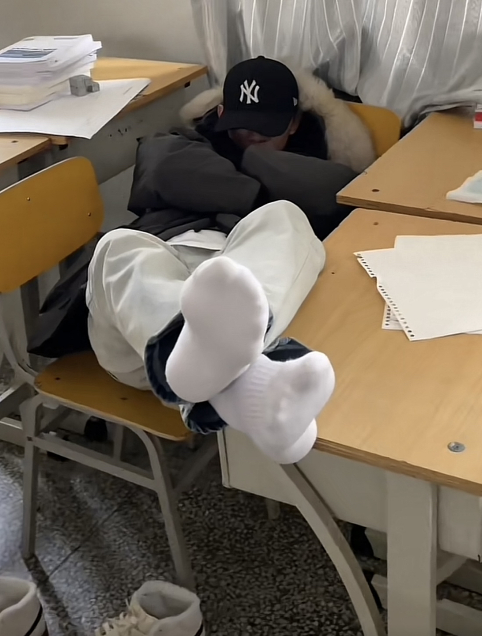 体育生同学真是讨厌,睡觉举着个穿着白袜的大脚让人不能安心学习!