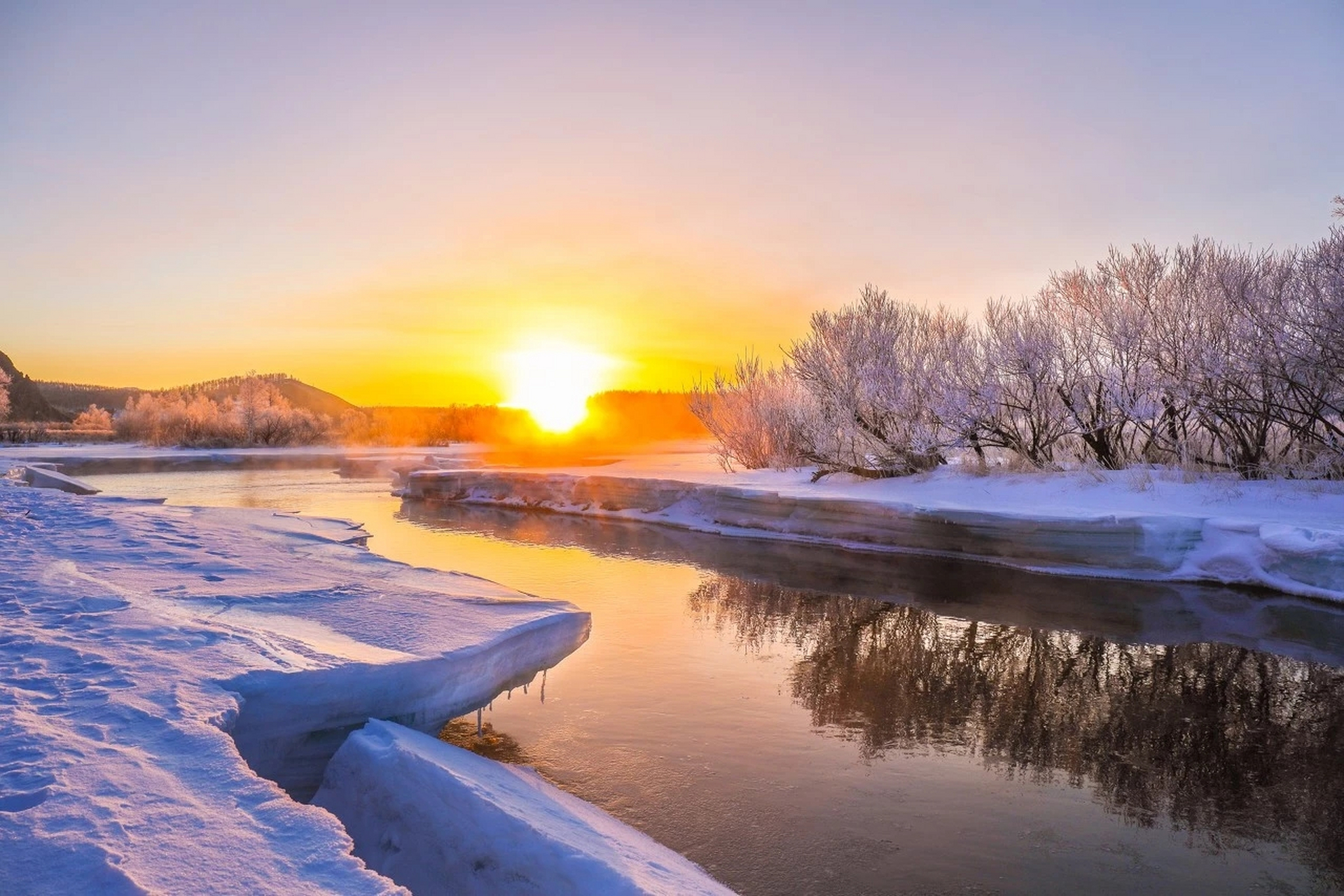 "不冻河"其实是哈拉哈河的一段,由于附近有大量的地热存在,当上下游都