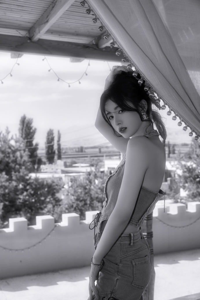 组图：鞠婧祎穿牛仔套装化身向日葵女孩 露香肩美背肌肤吹弹可破