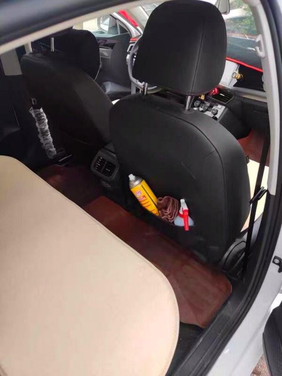 期期艾艾盼着我的来到,她在门口织毛衣,手法熟练,时不时抬头远眺.