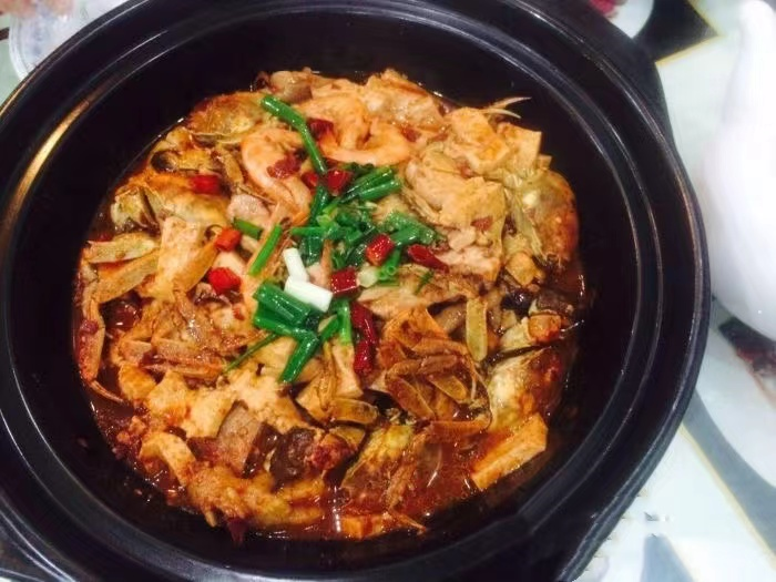 桐乡最"贵"煲,一份煲饭100元,一天卖400份,外地比本地客人多