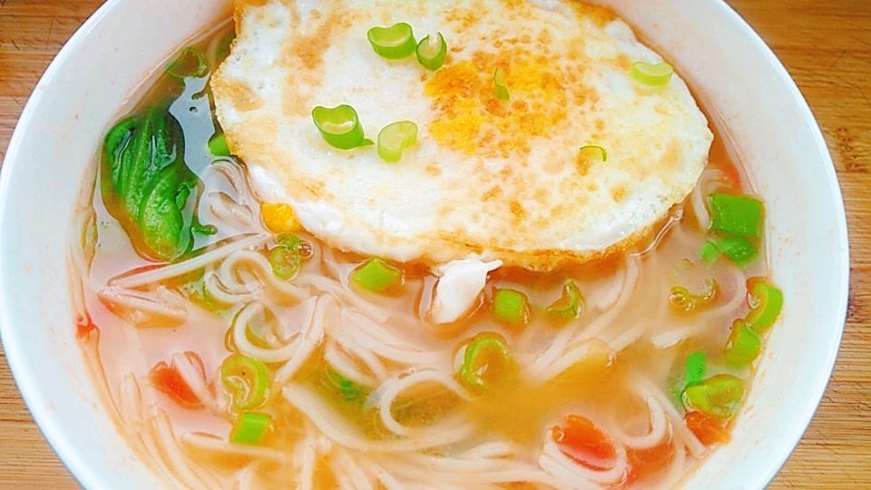 鸡蛋挂面汤这样做,清淡可口非常好吃。早餐来一碗,一天精神饱满