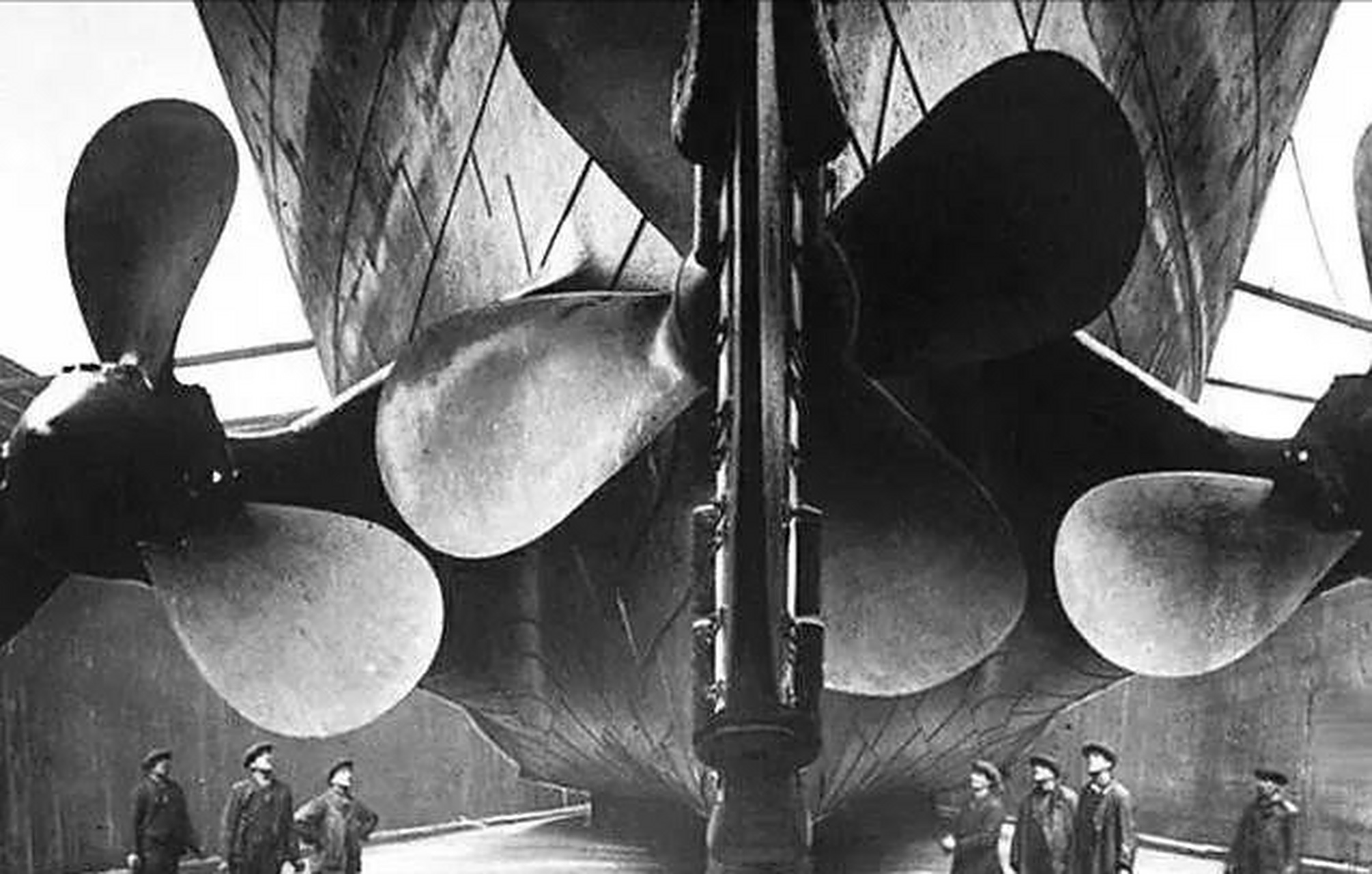 泰坦尼克号巨大的螺旋桨,人们站在螺旋桨下方显得十分渺小.