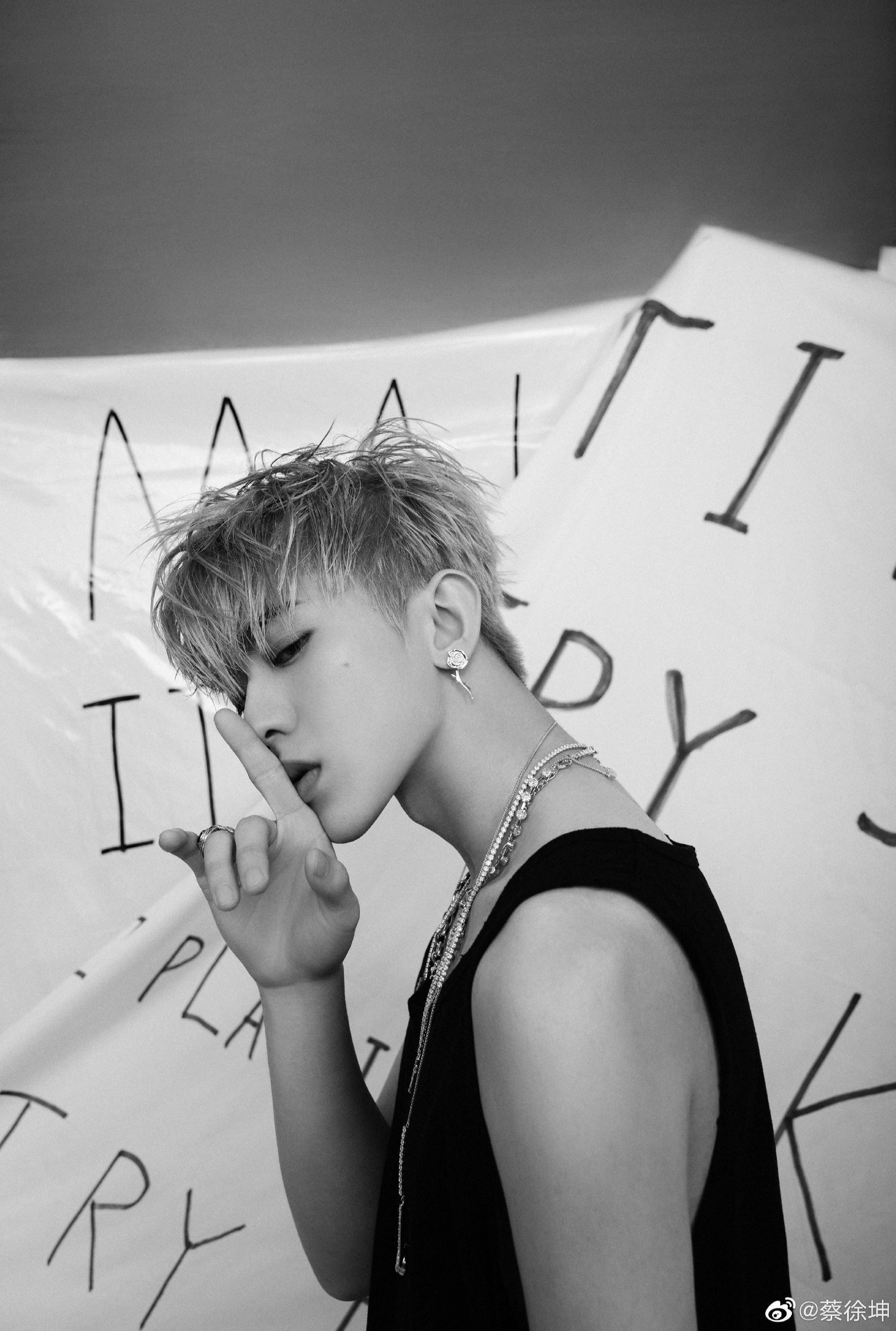 蔡徐坤的"老头背心"