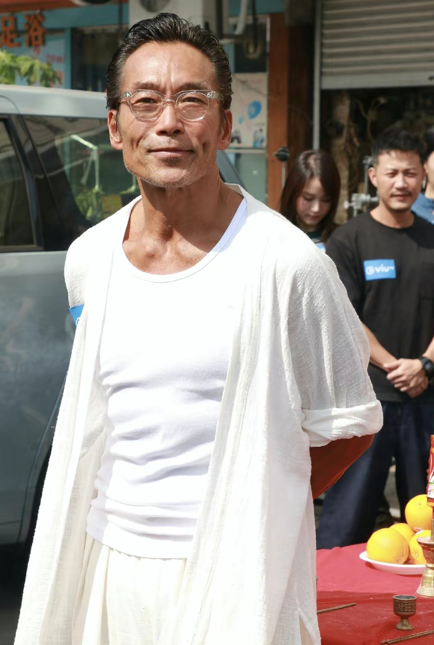 59岁郑浩南吃8元快餐,不介意餐馆环境老旧,光脚穿皮鞋别有风味