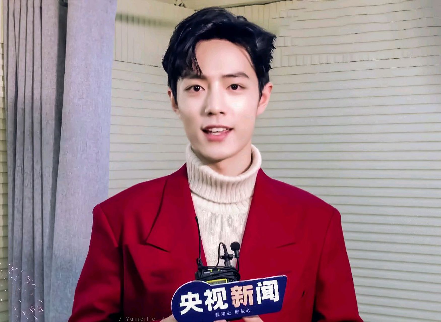 央视春晚镜头前的肖战,身着火红西装,笑容洋溢,一脸正气,侃侃而谈时的