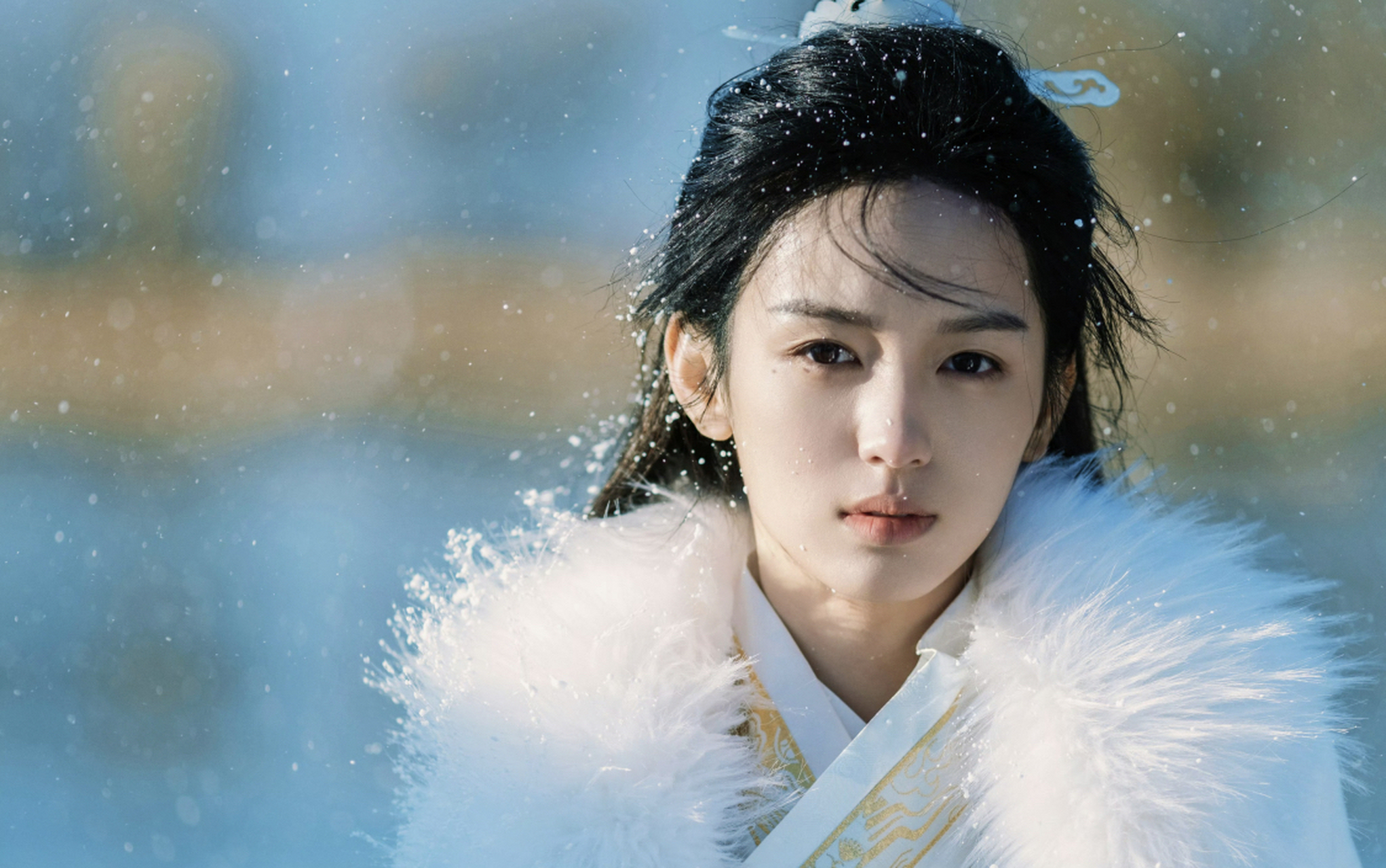 今日大雪,周也发布了一组古装男装造型,柔美少女变翩翩公子,俊朗无比!