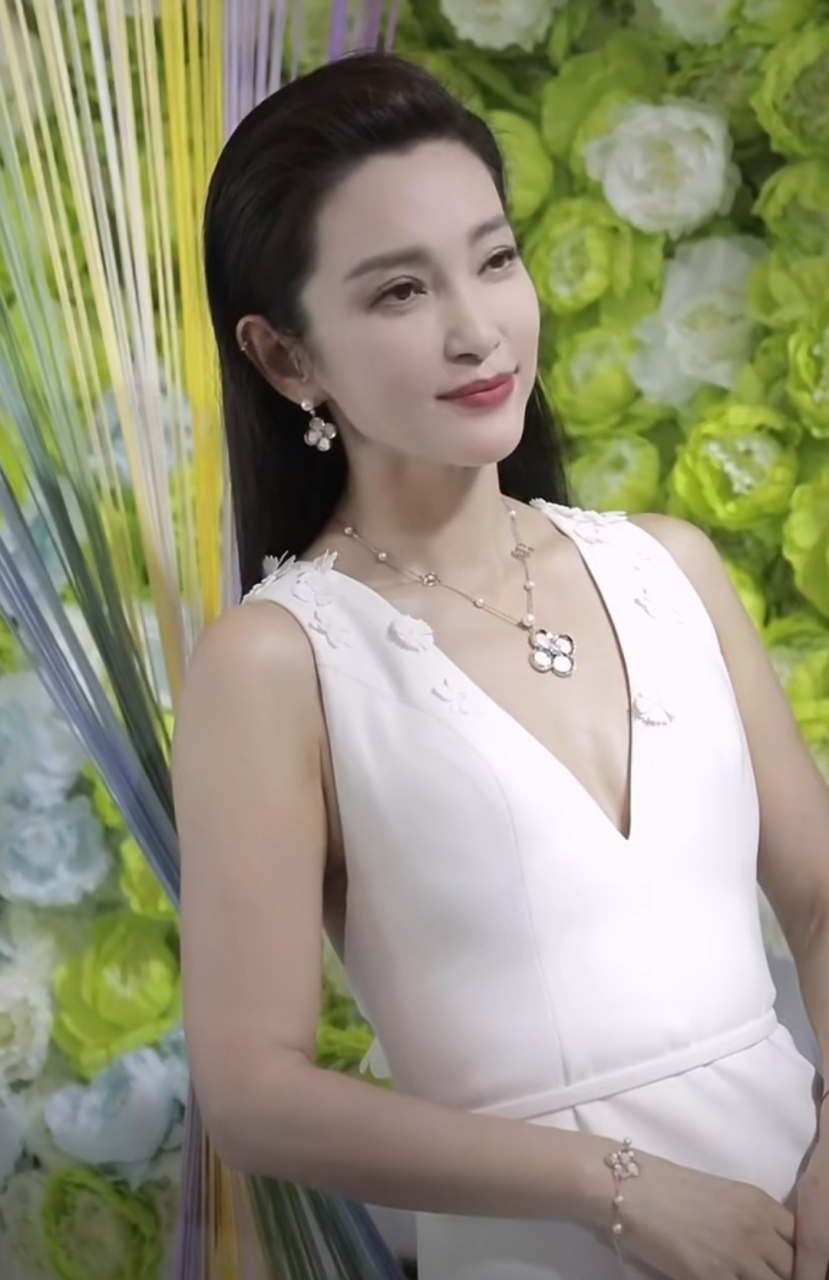 李冰冰现身活动,现场生图风采依旧,脸型精致不老气,一袭白色礼服典雅