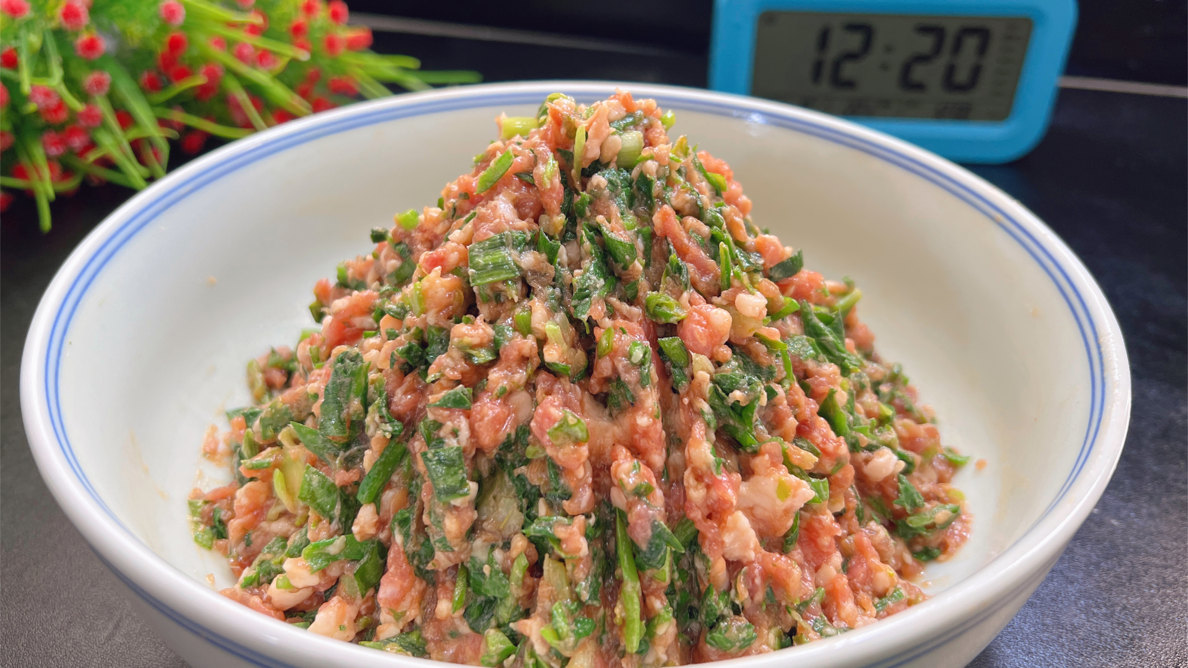 调荠菜饺子馅,直接放调料是大错,教你一招,鲜嫩多汁不腥也不柴