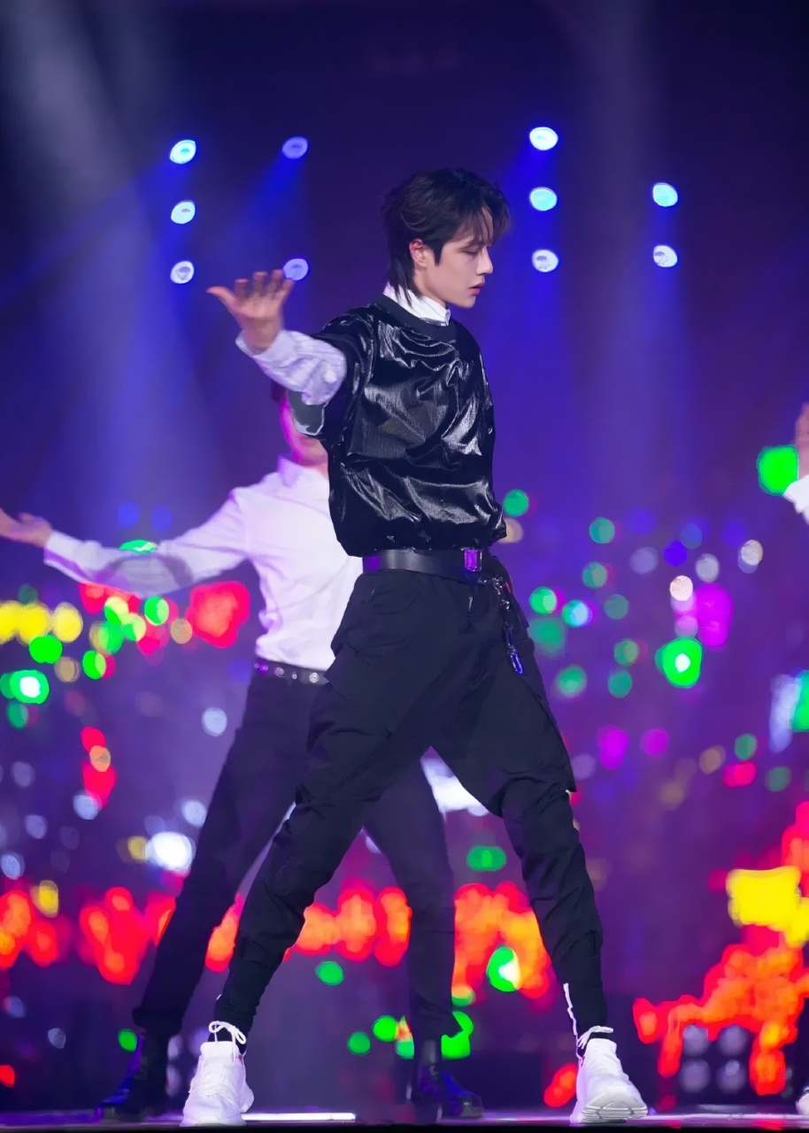 舞台上的王一博实在太帅了,魅力无限,看他跳舞每一个小细节都是恰到