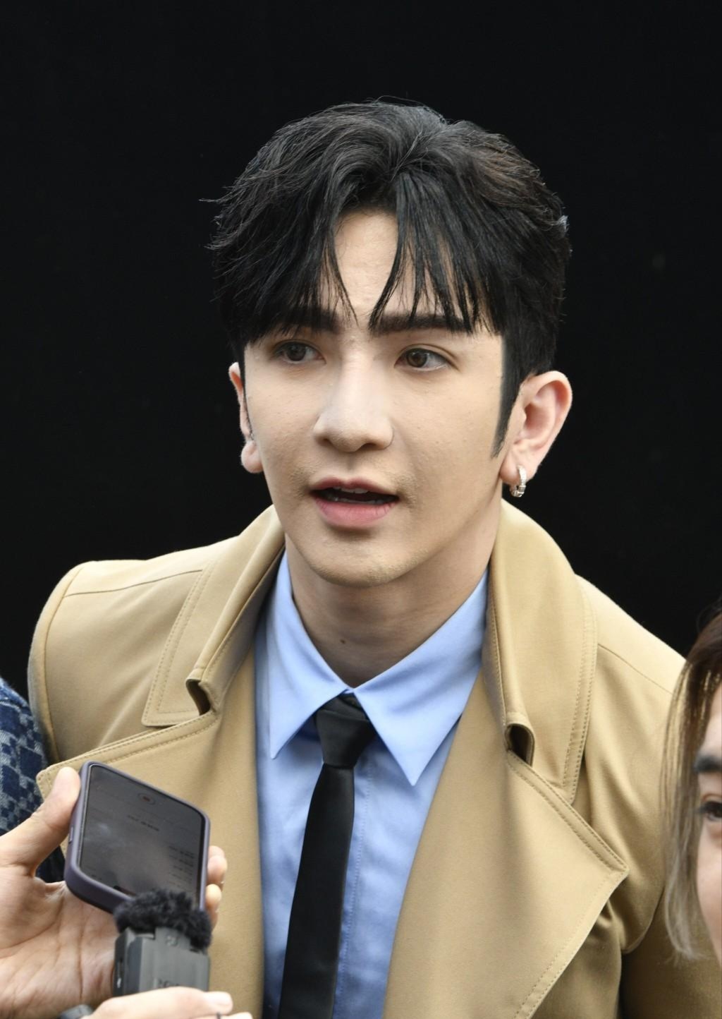 香港顶流姜涛参加颁奖典礼,前组合再次合体,被赞瘦身成功