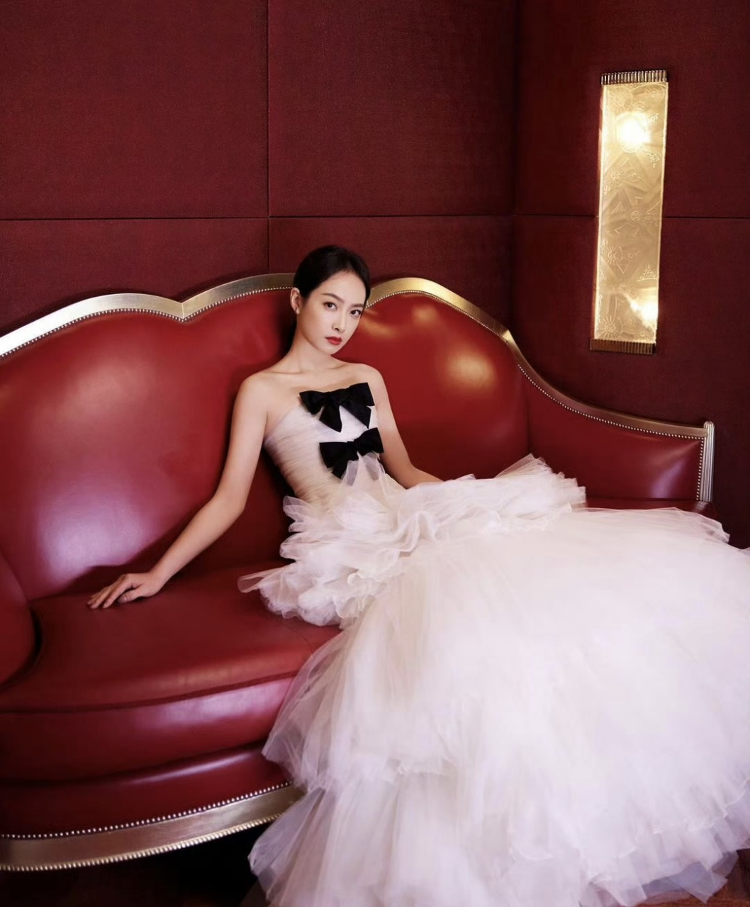 宋茜身着白色纱裙性感迷人,凸显好身材,好有结婚的感觉.