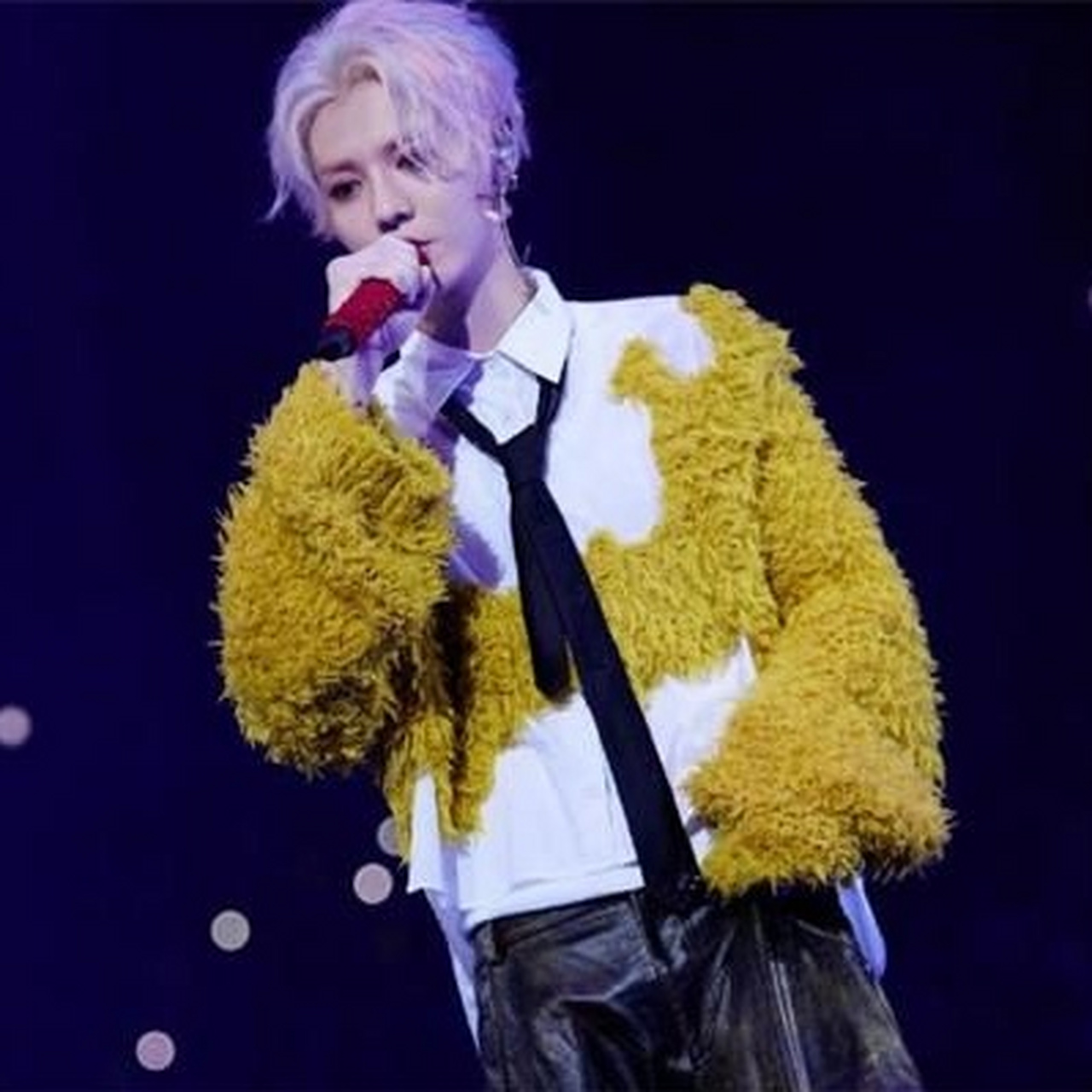 造型,金粉发色配上各种多巴胺彩色服饰,整个形象好像漫画里的男主角呀