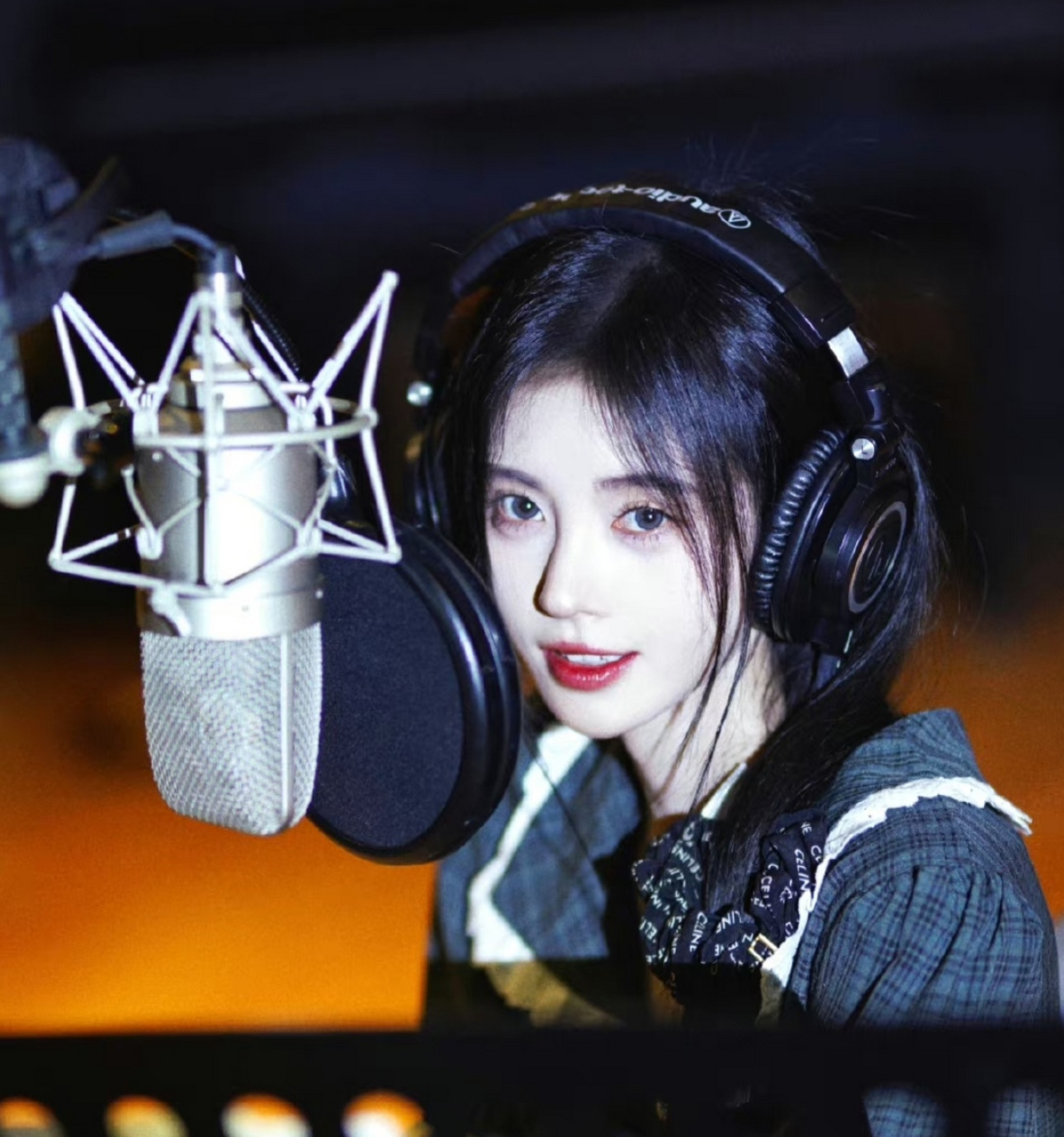 鞠婧祎演唱电影主题曲,在录音棚拍照还要开打光灯,工作氛围一下子变成