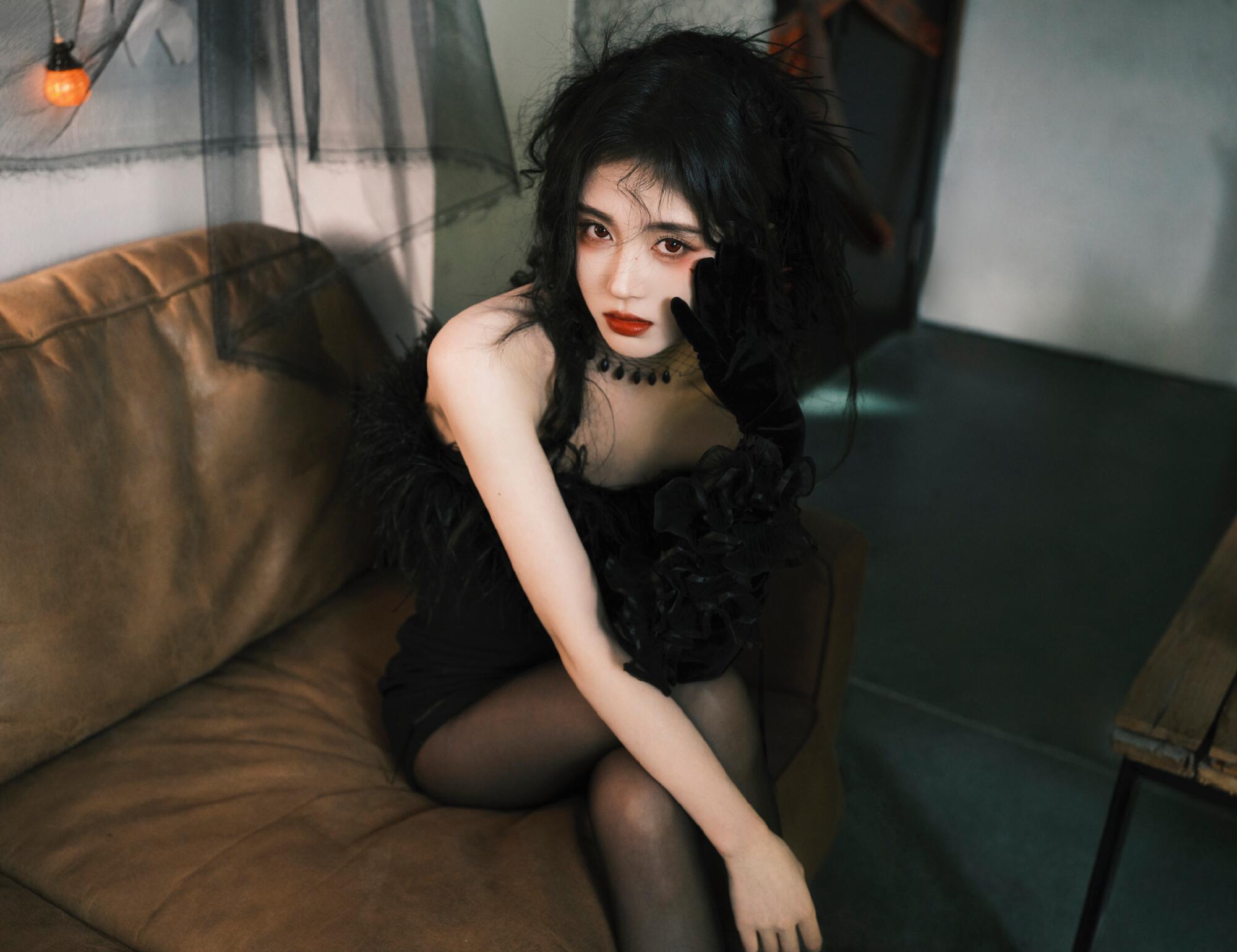 鞠婧祎厉害了!"丝袜"也能轻松驾驭,配"羽毛裙"好时髦