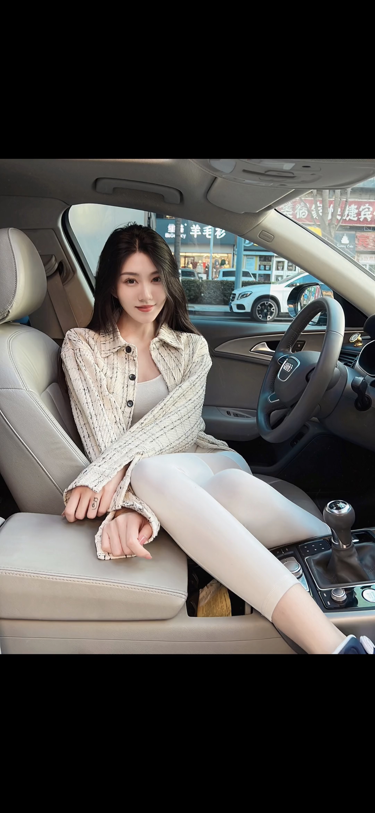 史上最美"隔壁老王"肤白貌美大长腿,高学历高颜值,社会我王姐