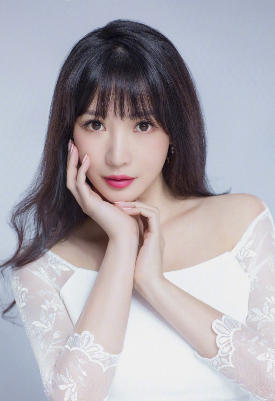 她于1980年11月8日出生,并在湖南师范大学完成学业.