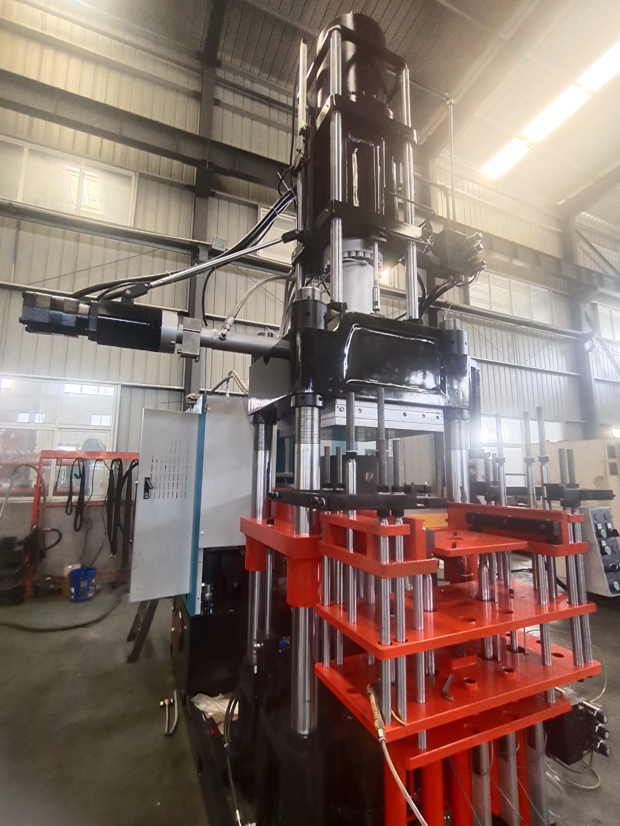 异形头橡胶注射机现场照片,细品