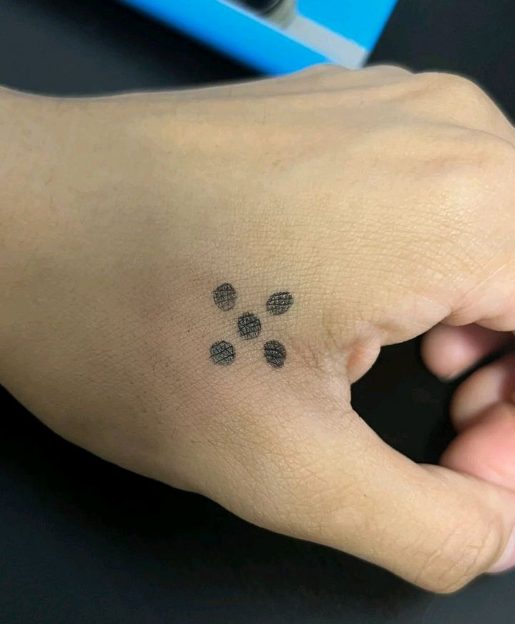 网友:许多老一辈人虎口上类似梅花的刺青,到底是干什么的?