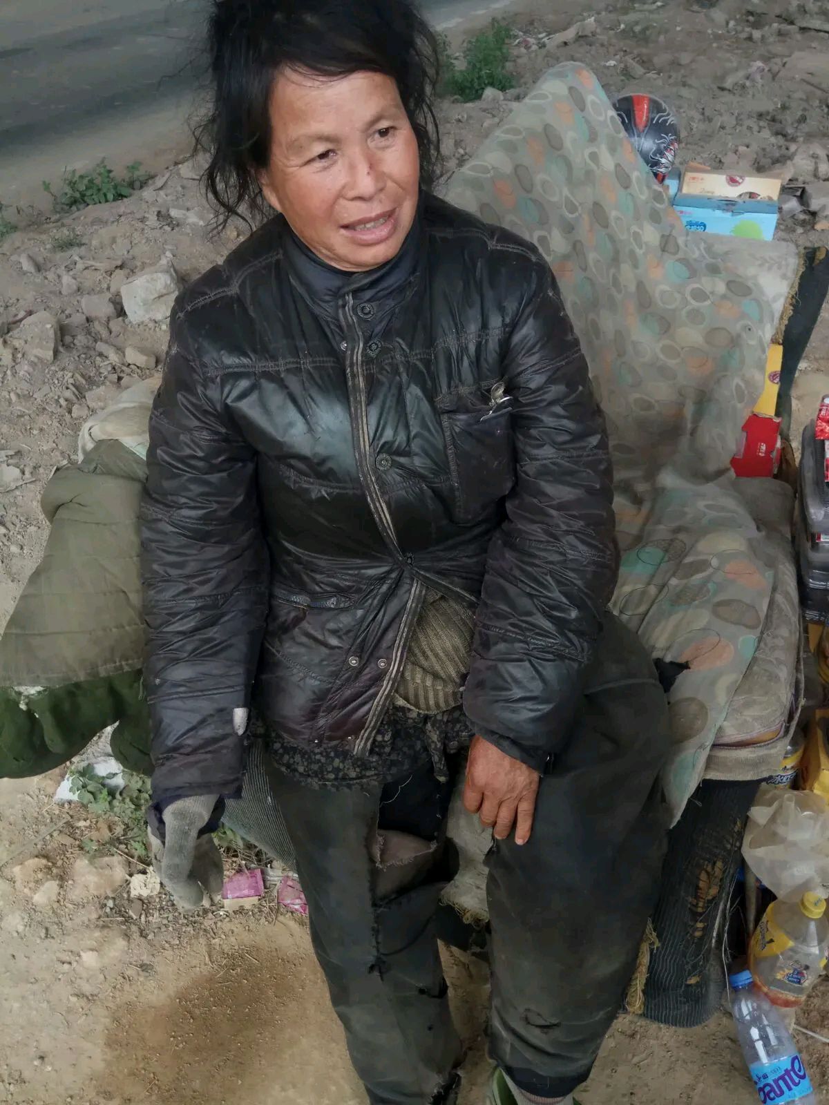 东莞40多岁流浪阿姨,与老公散步时走散,网友:像是被抛弃了