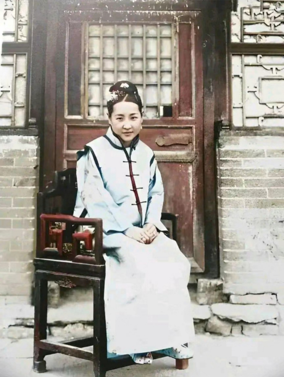 满族旗人女人不裹脚,她们都是大脚,少遭受不少罪