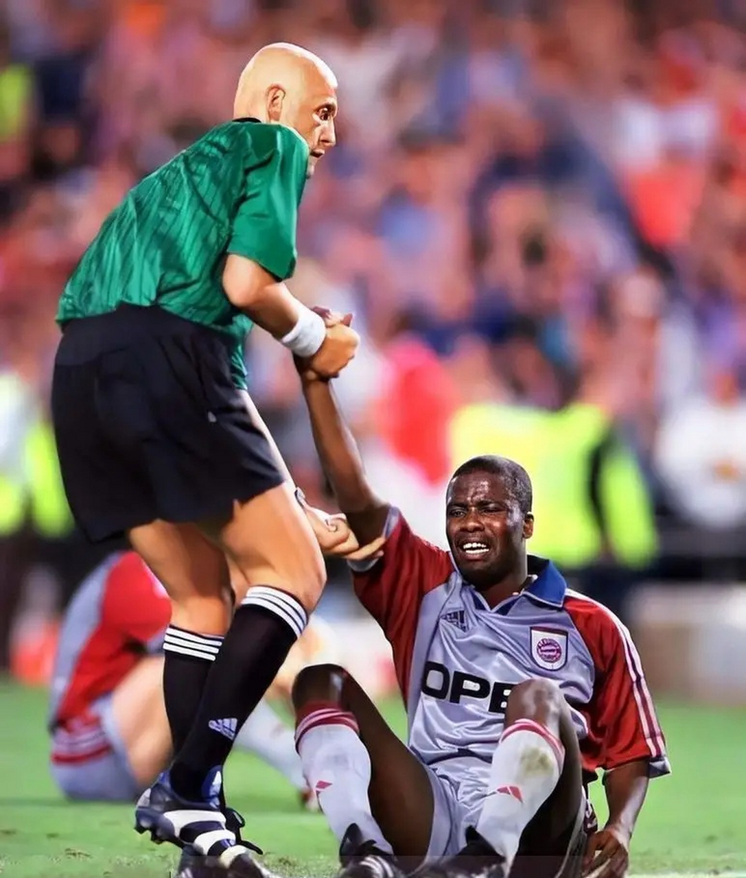 著名的光头裁判科里纳说:我职业生涯中最感人的时刻发生在1998-1999