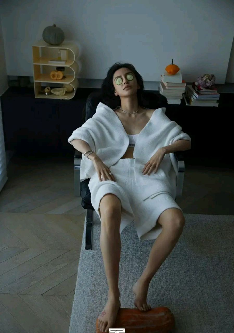 最近,一张露腿的照片让女明星杨颖成为了网民口中的"邋遢女".